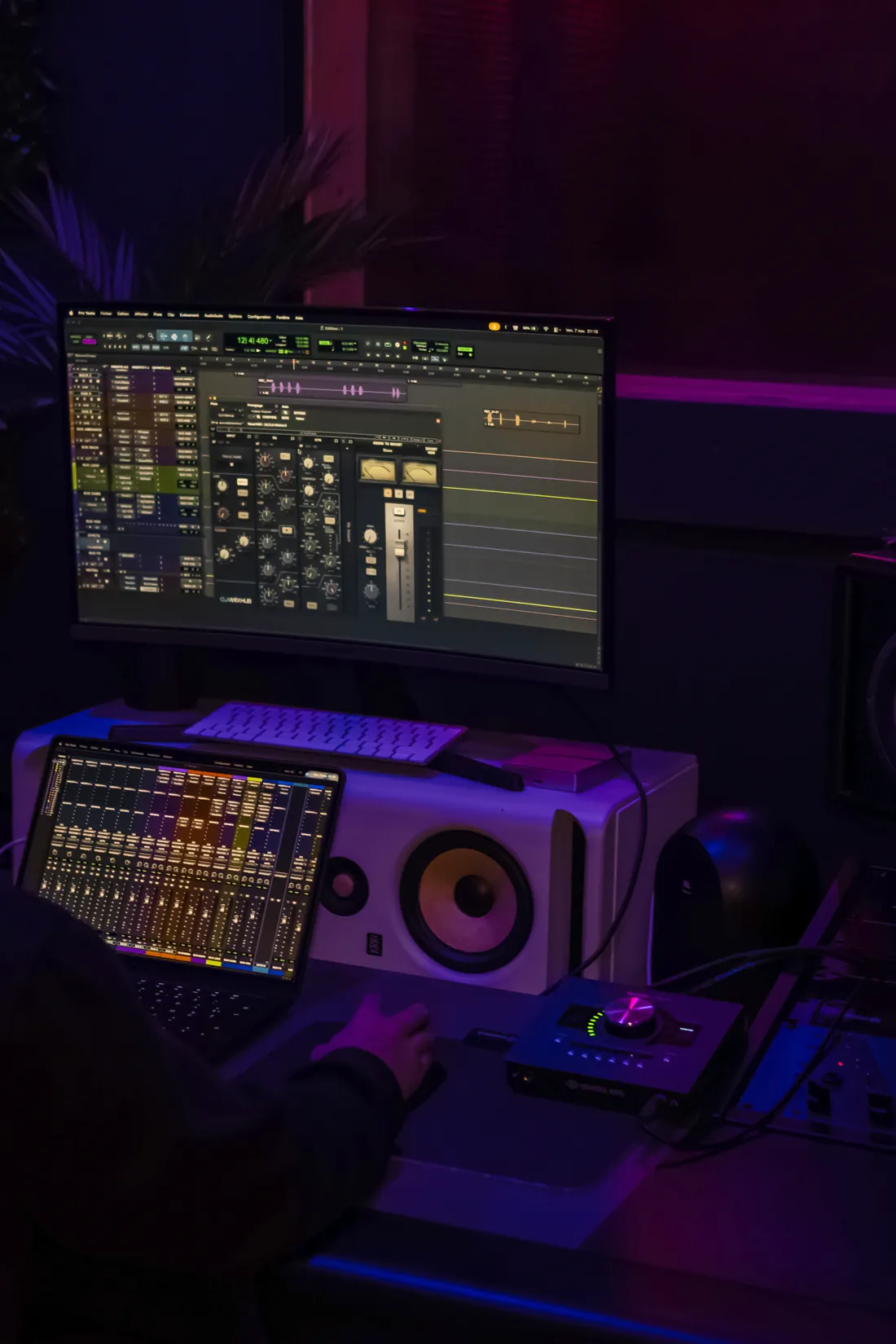 Studio Platine : écran Pro Tools, enceintes et interface Apollo dans la régie