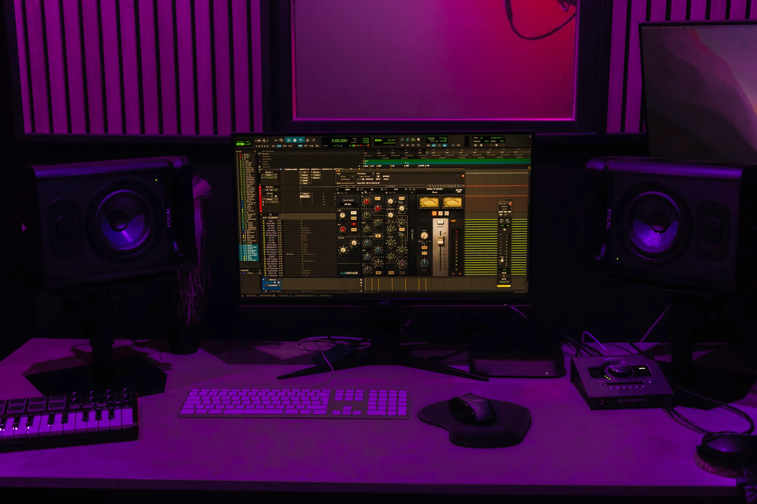 Poste de mixage du Studio Or : écran Pro Tools et moniteurs Focal dans la lumière violette